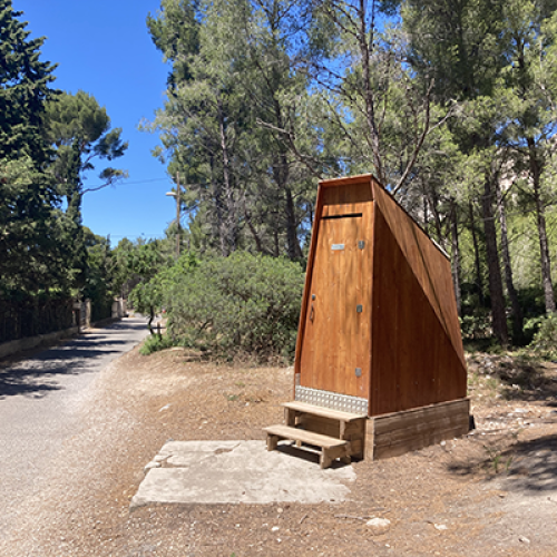 Cabine de toilettes sèches à Luminy