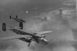 Image d'archive d'un bombardement du Frioul par un avion B25 