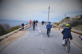 Cyclistes et piétons profitant d'un moment d'apaisement sur la route des Goudes