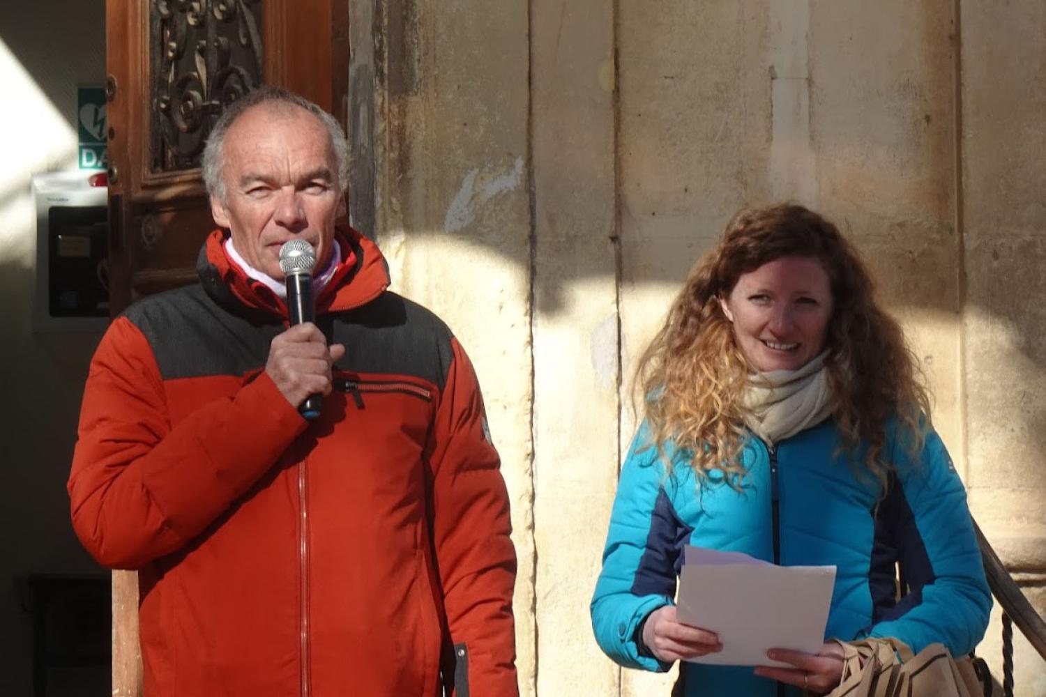 Remise des diplômes du Trail des Calanques par Éric et Emilie Munoz, cheffe de projet ‘"Trail des Calanques"