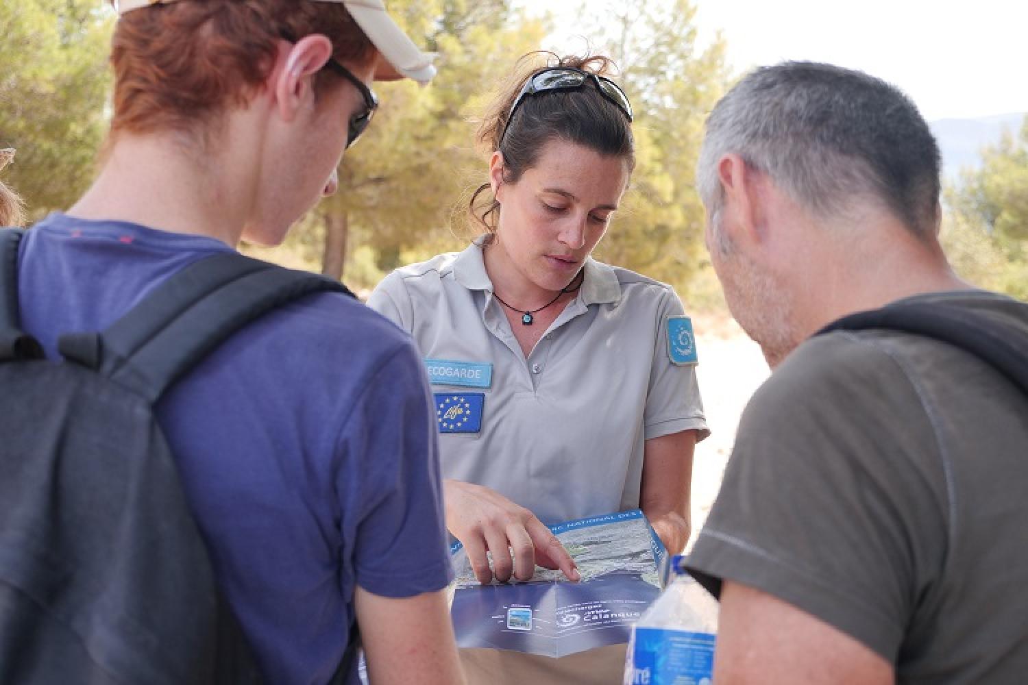 informer-eduquer-ecogarde-en-vau-c-bellanger-parc-national-calanques-marseille-cassis-la-ciotat.jpg